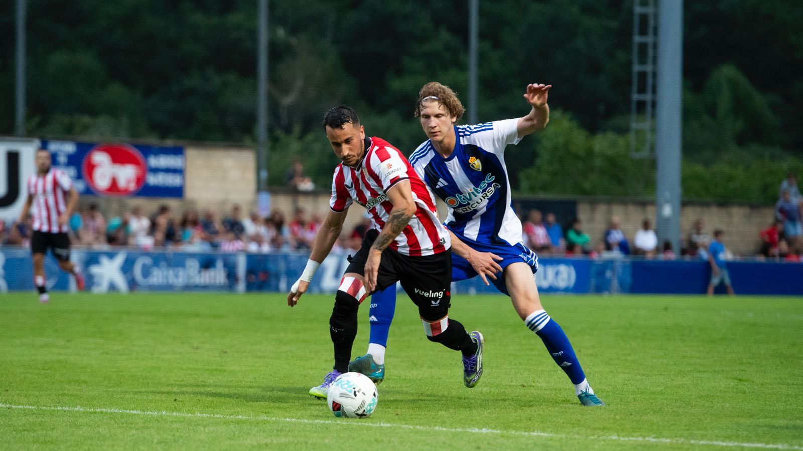 Vlad pelea por un balón con Berenguer, del Athletic Club, en pretemporada. | SDP