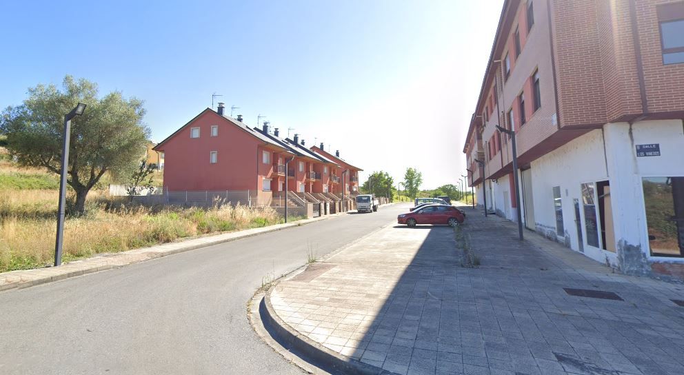 Algunas viviendas en la urbanización La Cerca de Camponaraya. | GOOGLE STREET VIEW