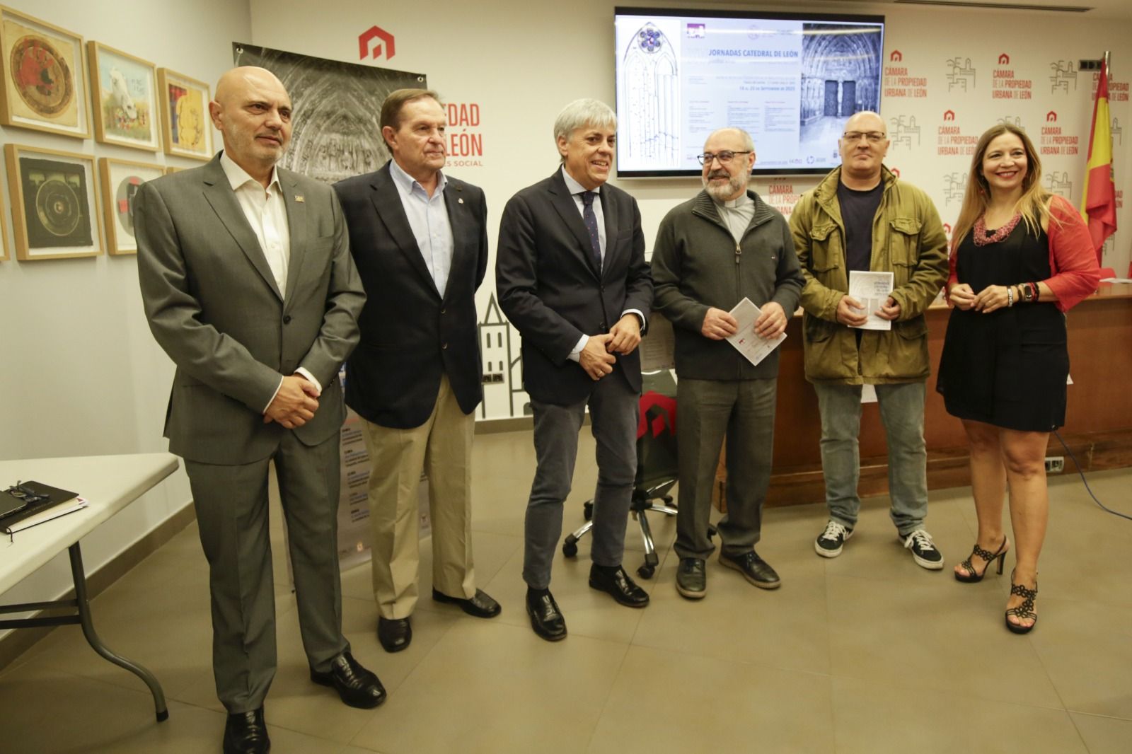 Un instante de la presentación de las XV Jornadas 'Catedral de León'. | FERNANDO OTERO