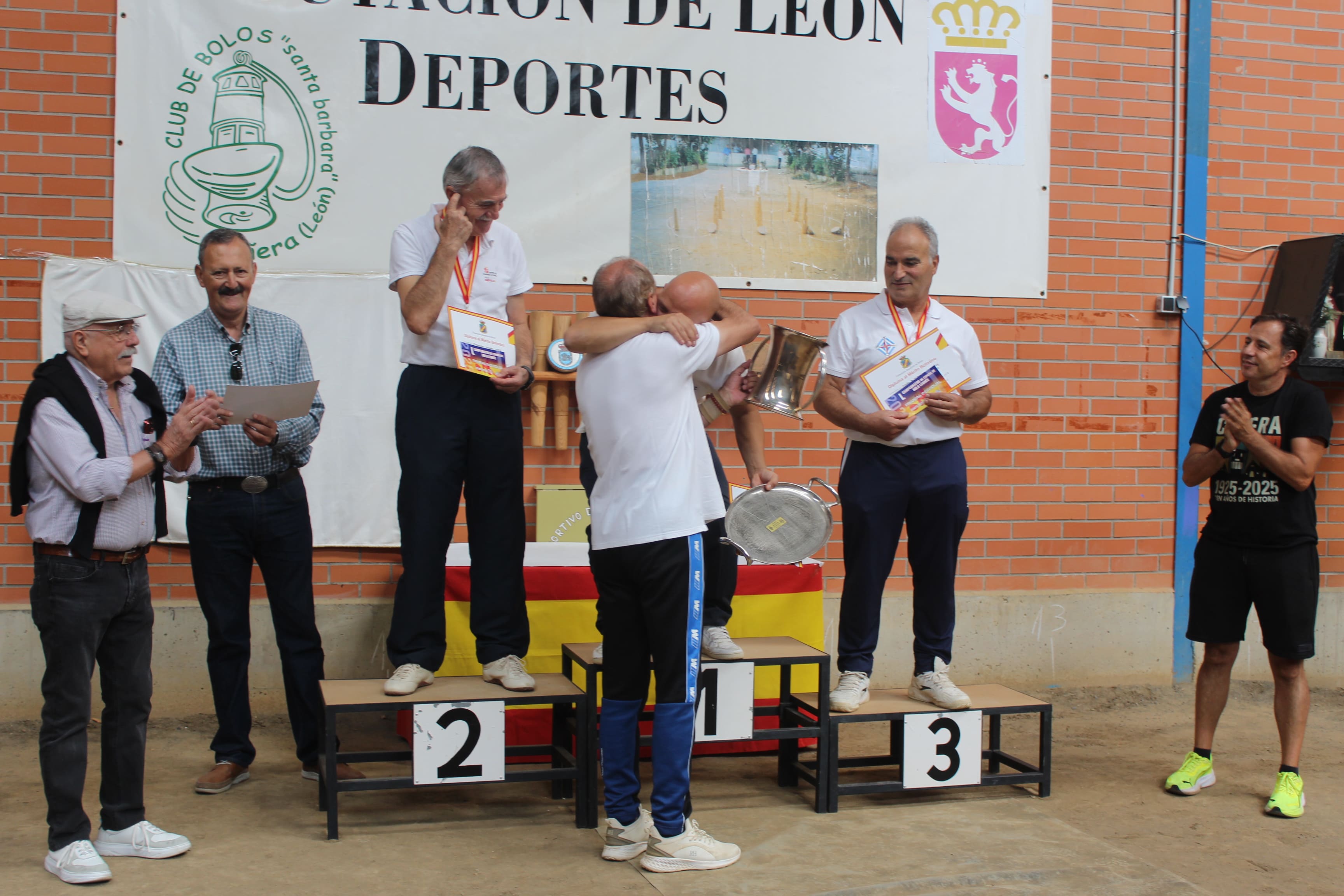 Momento de la entrega de premios de primera individual masculina. ALFREDO HURTADO