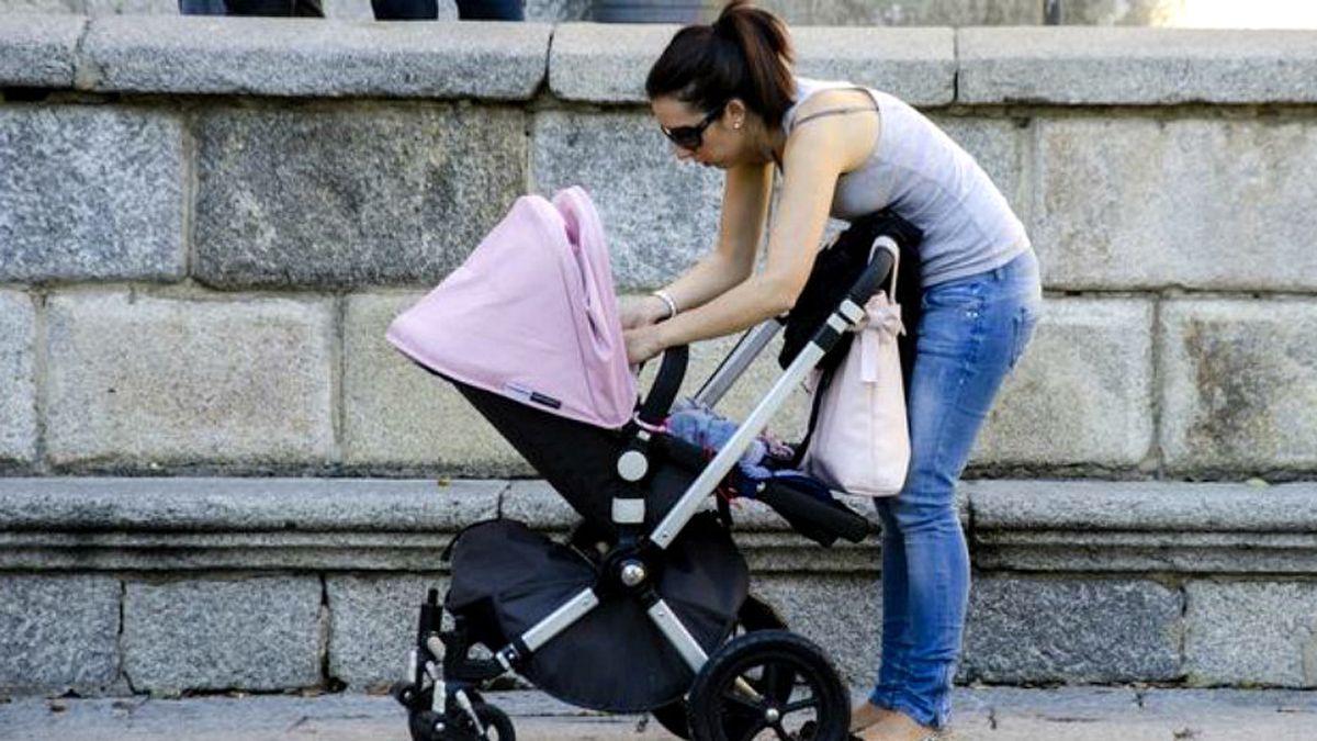 En León solo 17 padres han percibido la prestación por maternidad. | EFE