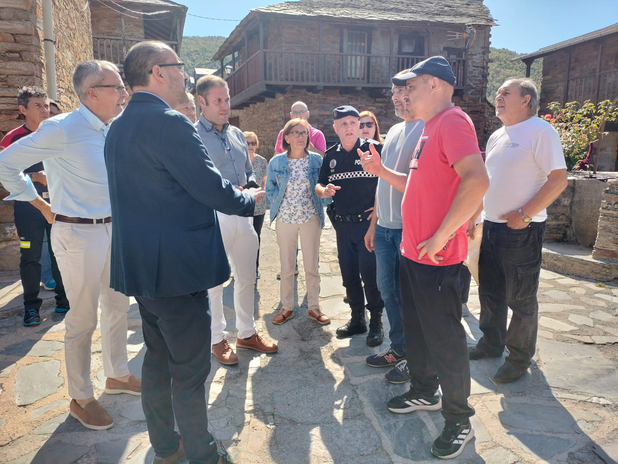 Visita del regidor con los servicios de emergencia a Espinoso de Compludo. Visita del regidor con los servicios de emergencia a Espinoso de Compludo.