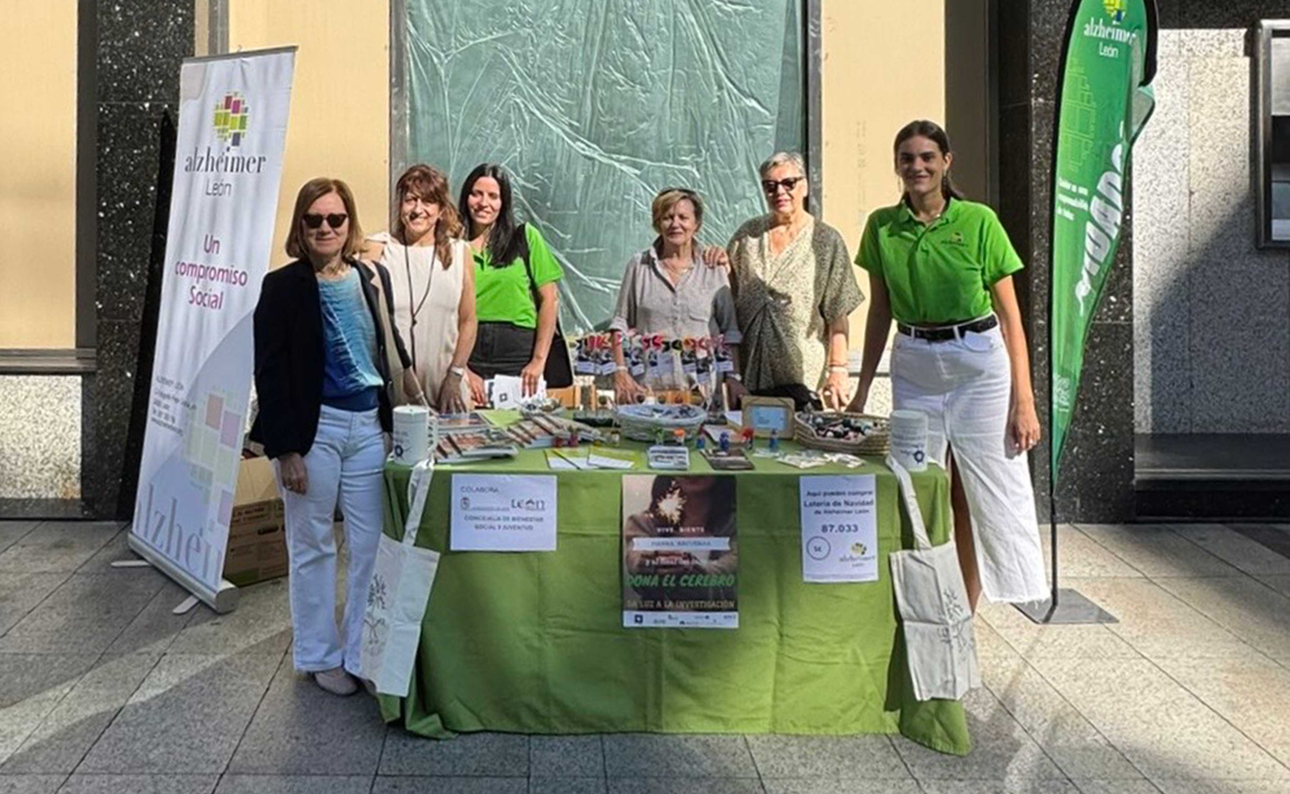 Mesa informativa de Alzheimer León en el centro de la capital. | L.N.C.
