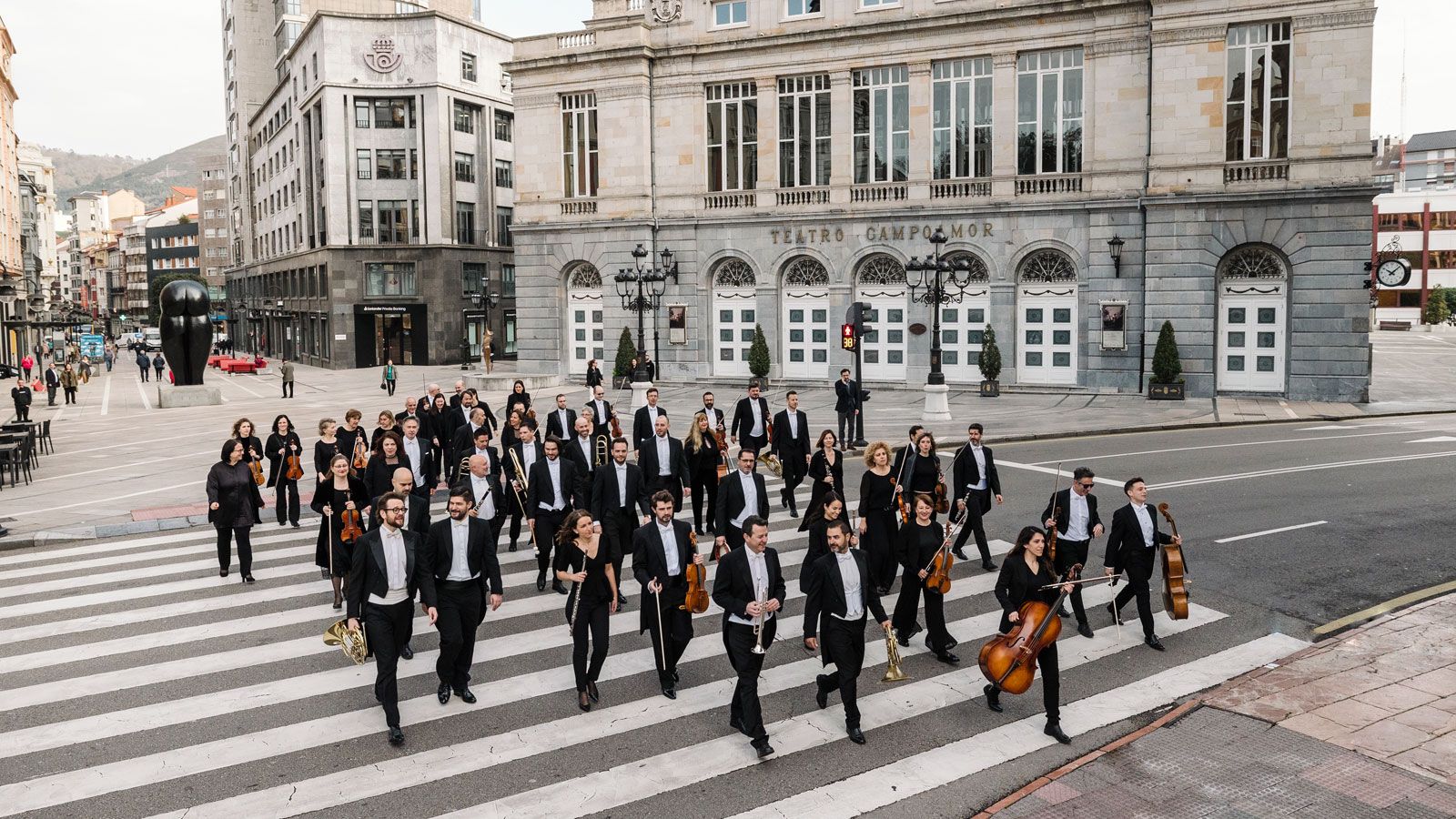 Los integrantes de la orquesta Oviedo Filarmonía llegan a León. | IRMA COLLÍN