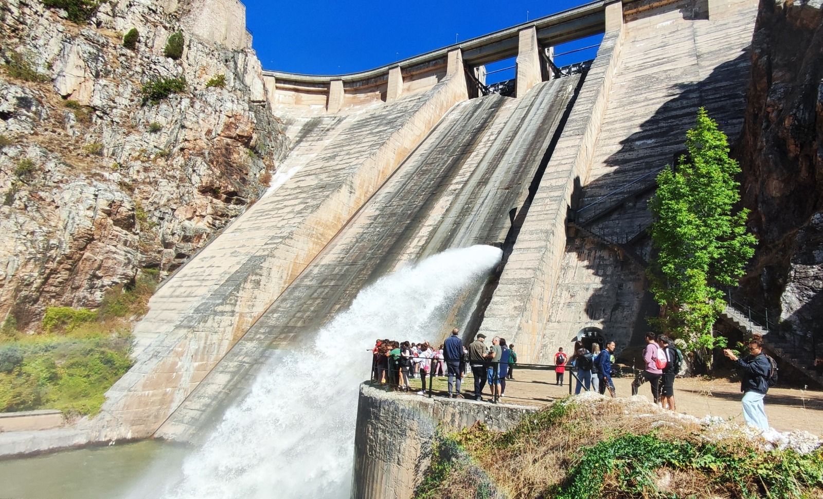 Los niños durante la visita a la presa del embalse de Barrios de Luna. | L.N.C. Los niños durante la visita a la presa del embalse de Barrios de Luna. | L.N.C.