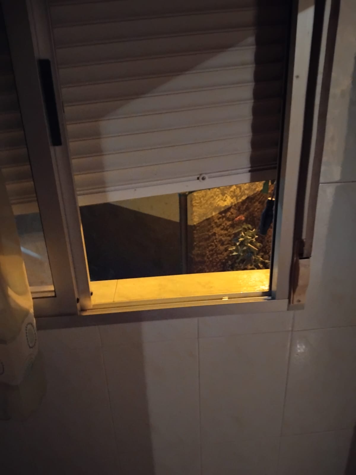 Imagen de la persiana que fue forzada para robar a una vecina de Borrenes.