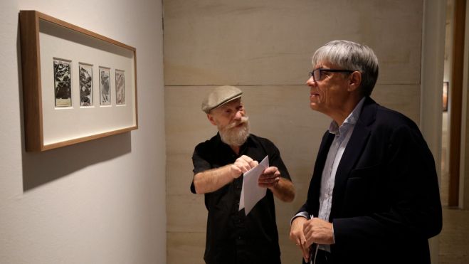 Un instante de la visita a la muestra, que permanecerá en el Pallarés hasta el 16 de noviembre. FERNANDO OTERO