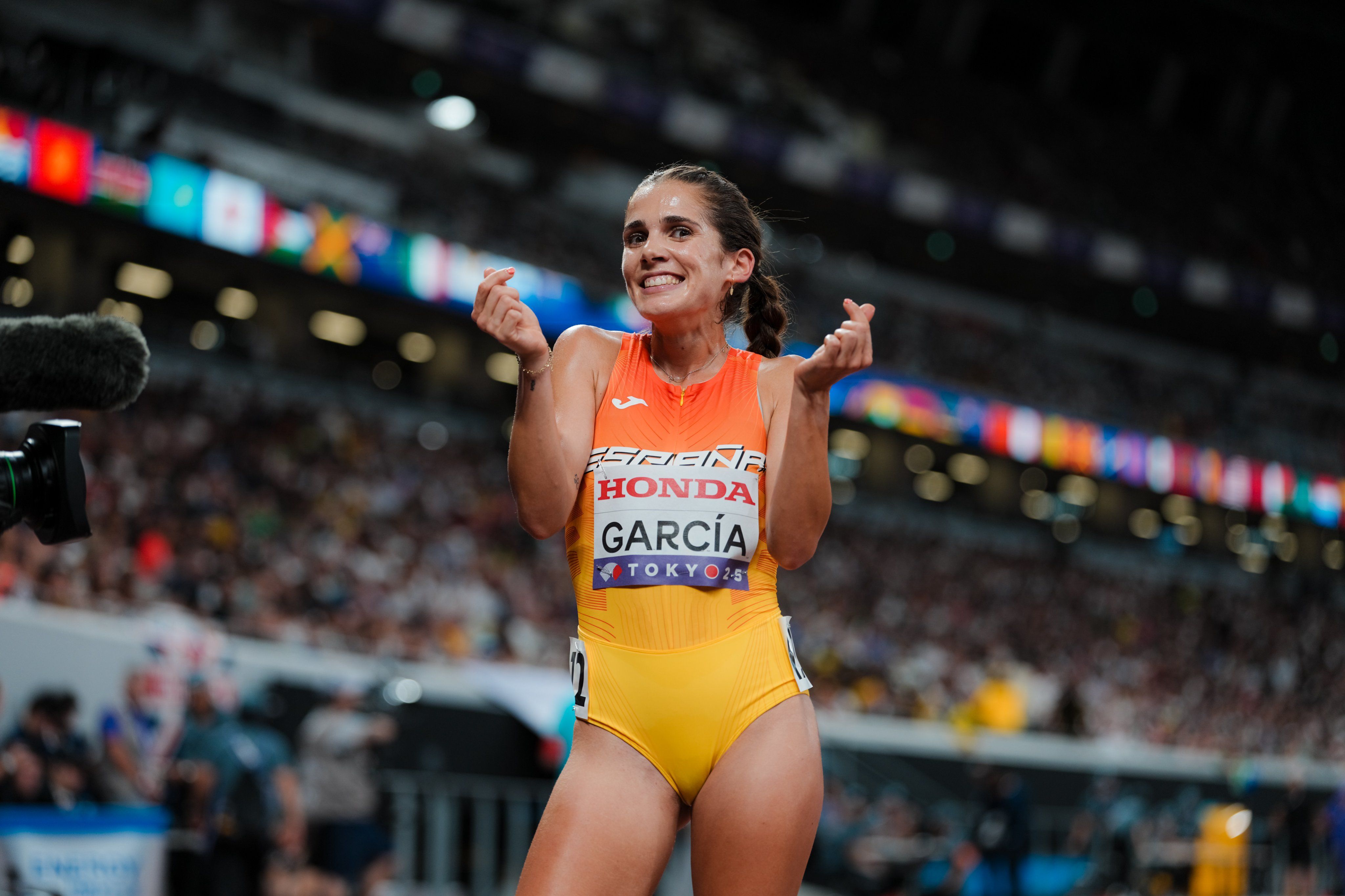 Marta García celebra su pase a la final sobre el tartán del Estadio Nacional de Japón. | RFEA / SPORTMEDIA