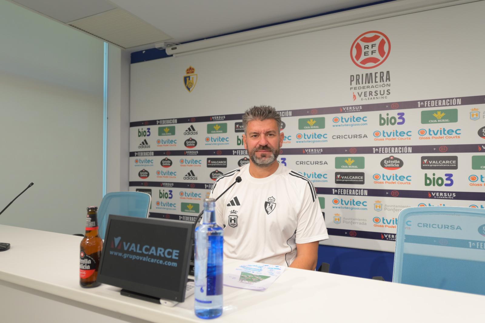Fer Estévez en la sala de prensa del Toralín antes de recibir al Guadalajara. QUINITO