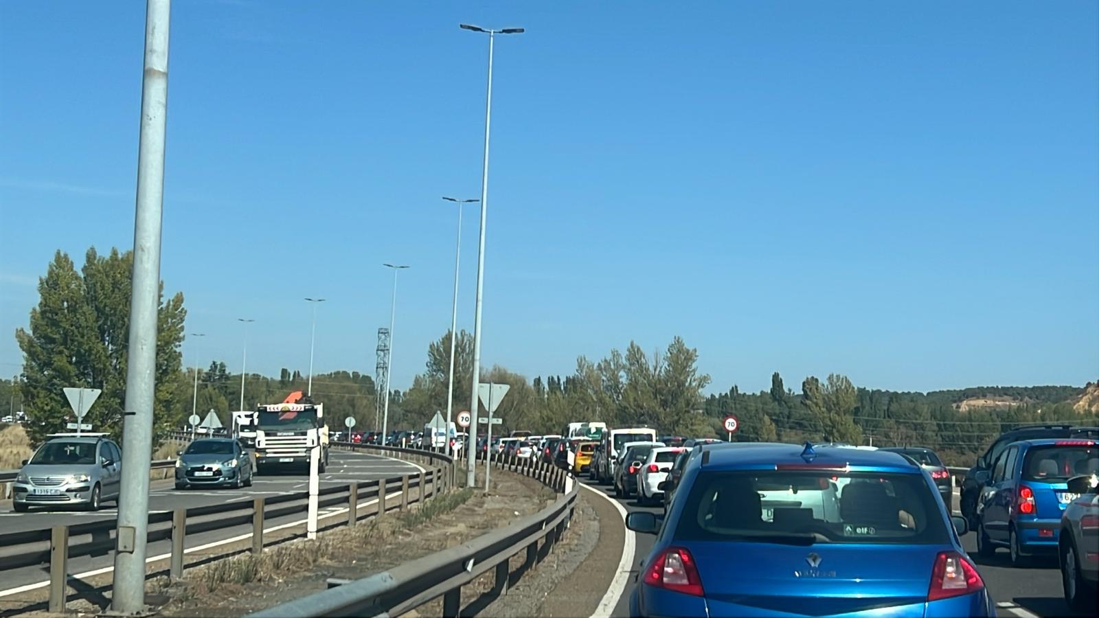 El atasco ha sorprendido a los conductores. | L.N.C.