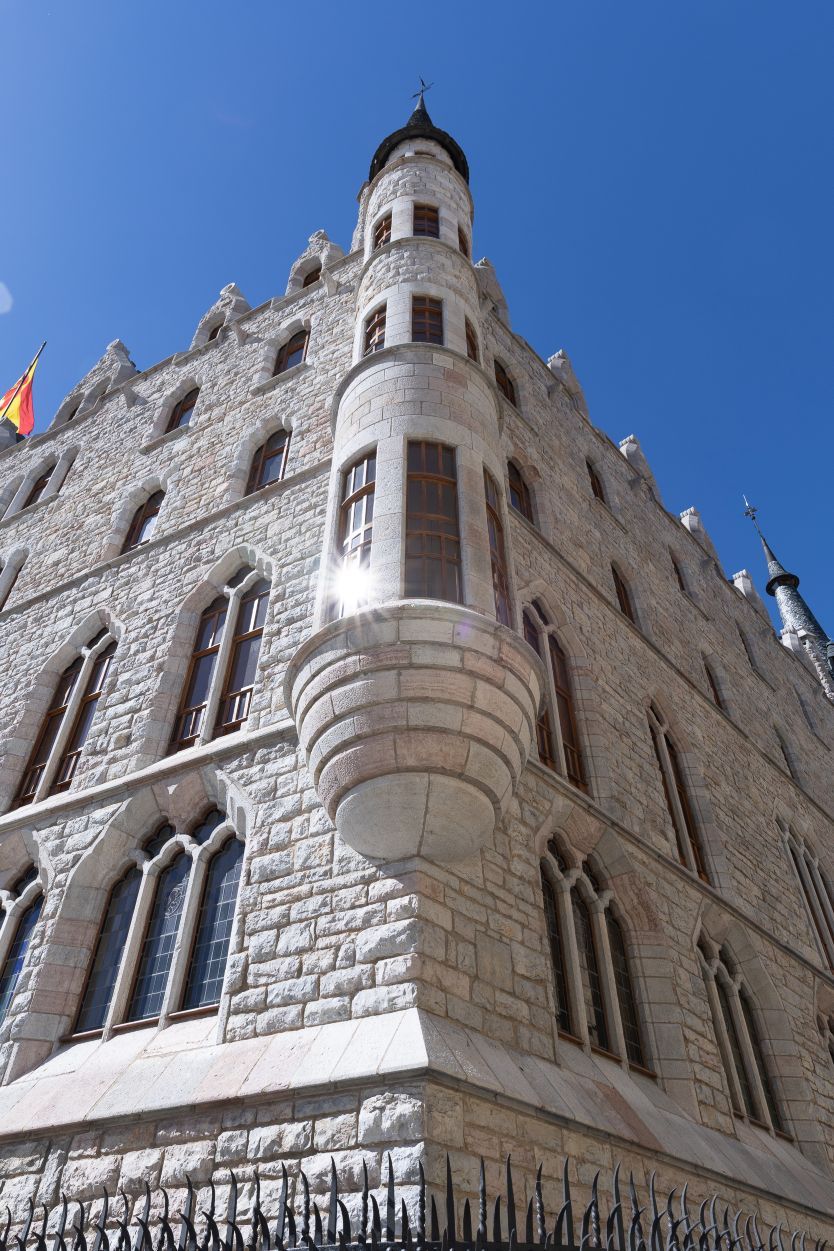 Tras la reciente restauración exterior, el edificio encara el 'año Gaudí'.