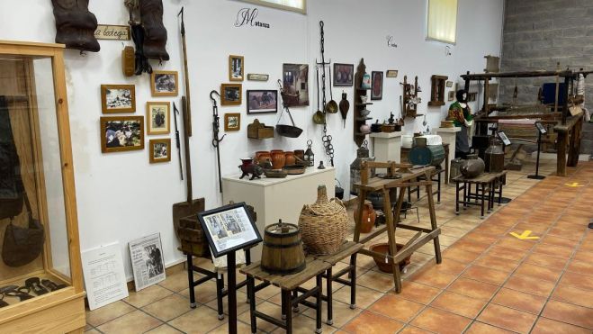 Una selección de objetos, fotografías y documentos que recuerdan oficios y tradiciones del pasado. Una selección de objetos, fotografías y documentos que recuerdan oficios y tradiciones del pasado.