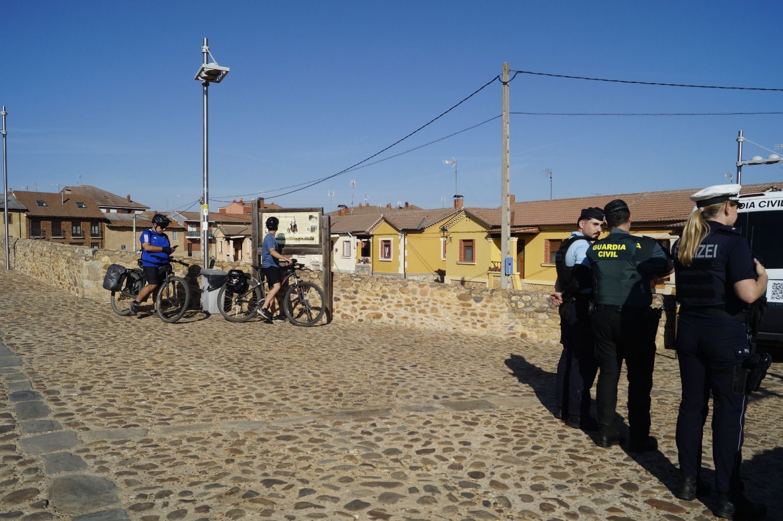 Peregrinos haciendo el Camino de Santiago a su paso por la localidad leonesa de Hospital de Órbigo. | L.N.C.