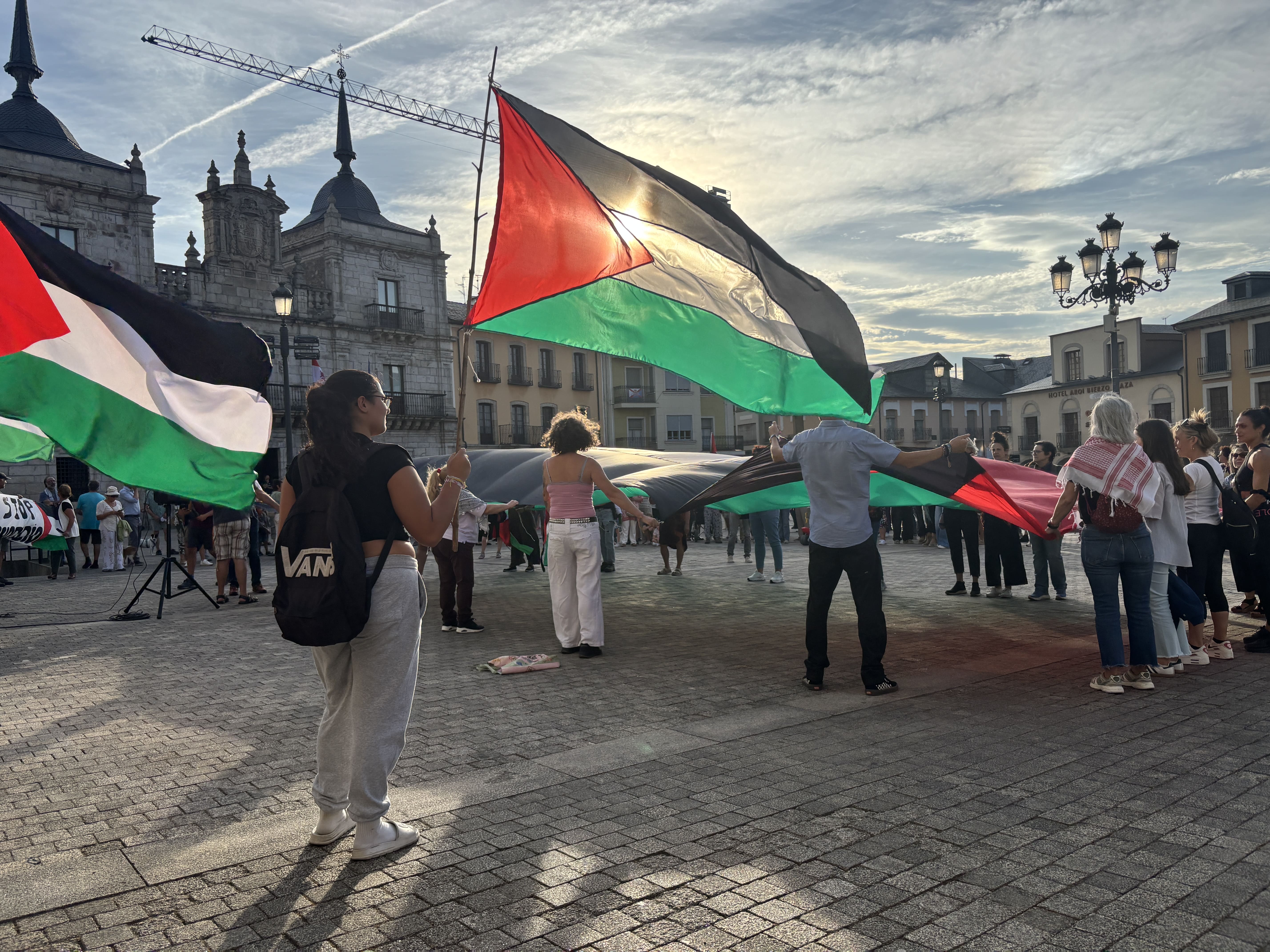 Concentración pro Palestina en la Plaza del Ayuntamiento de Ponferrada. | JAVIER FERNÁNDEZ