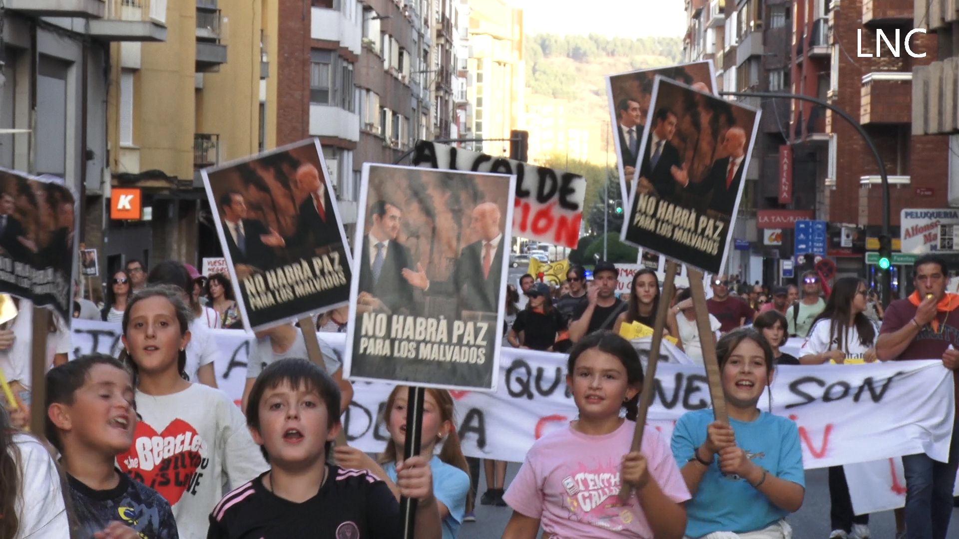 Centenares de vecinos protestan contra la red de calor. | L.PASTORIZA