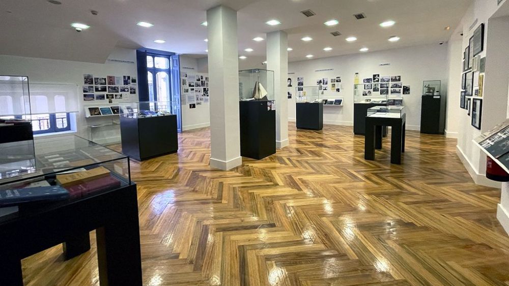 Sala con los documentos y fotografías de la trayectoria del escritor. | L.N.C. Sala con los documentos y fotografías de la trayectoria del escritor. | L.N.C.