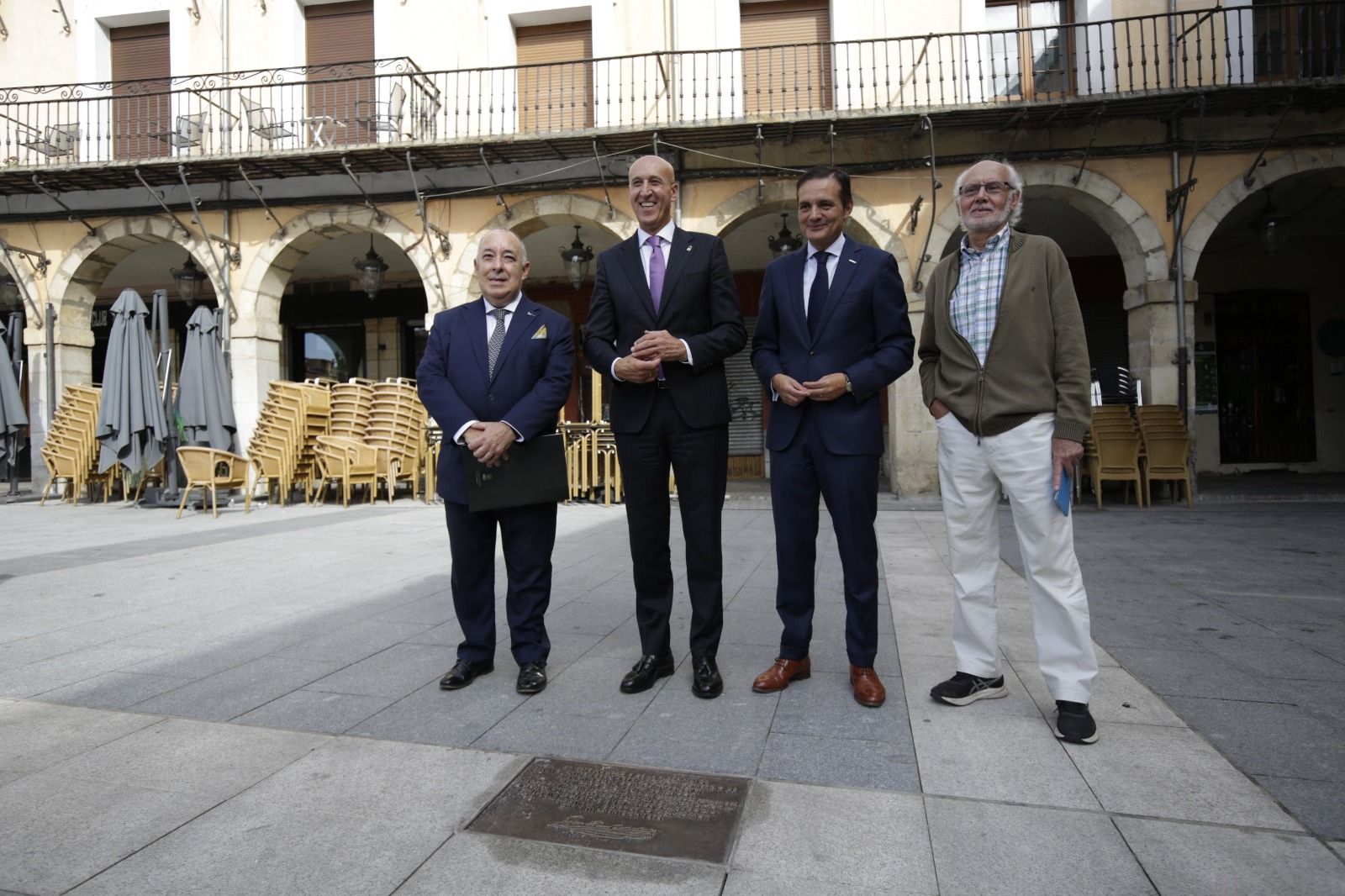 Un instante de la inauguración de las placas conmemorativas ubicadas en la Plaza Mayor de León. | FERNANDO OTERO Un instante de la inauguración de las placas conmemorativas ubicadas en la Plaza Mayor de León. | FERNANDO OTERO