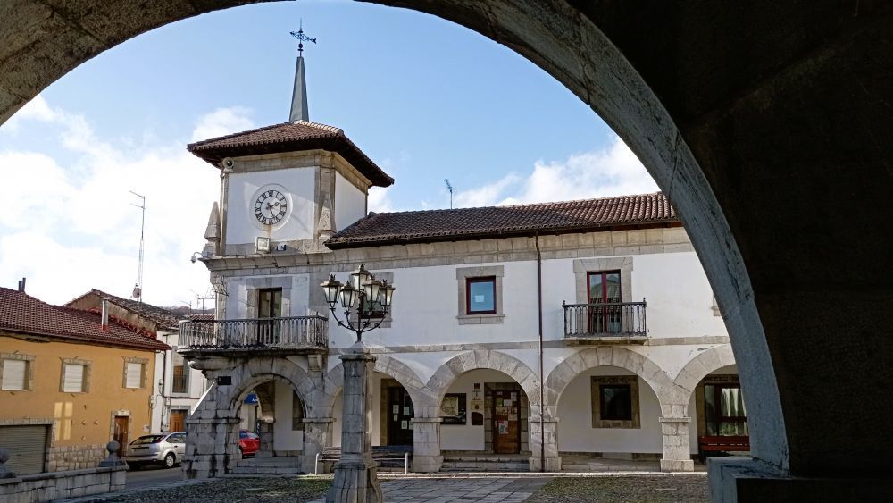 En la imagen detalle del Ayuntamiento de La Pola de Gordón. | E. NIÑO