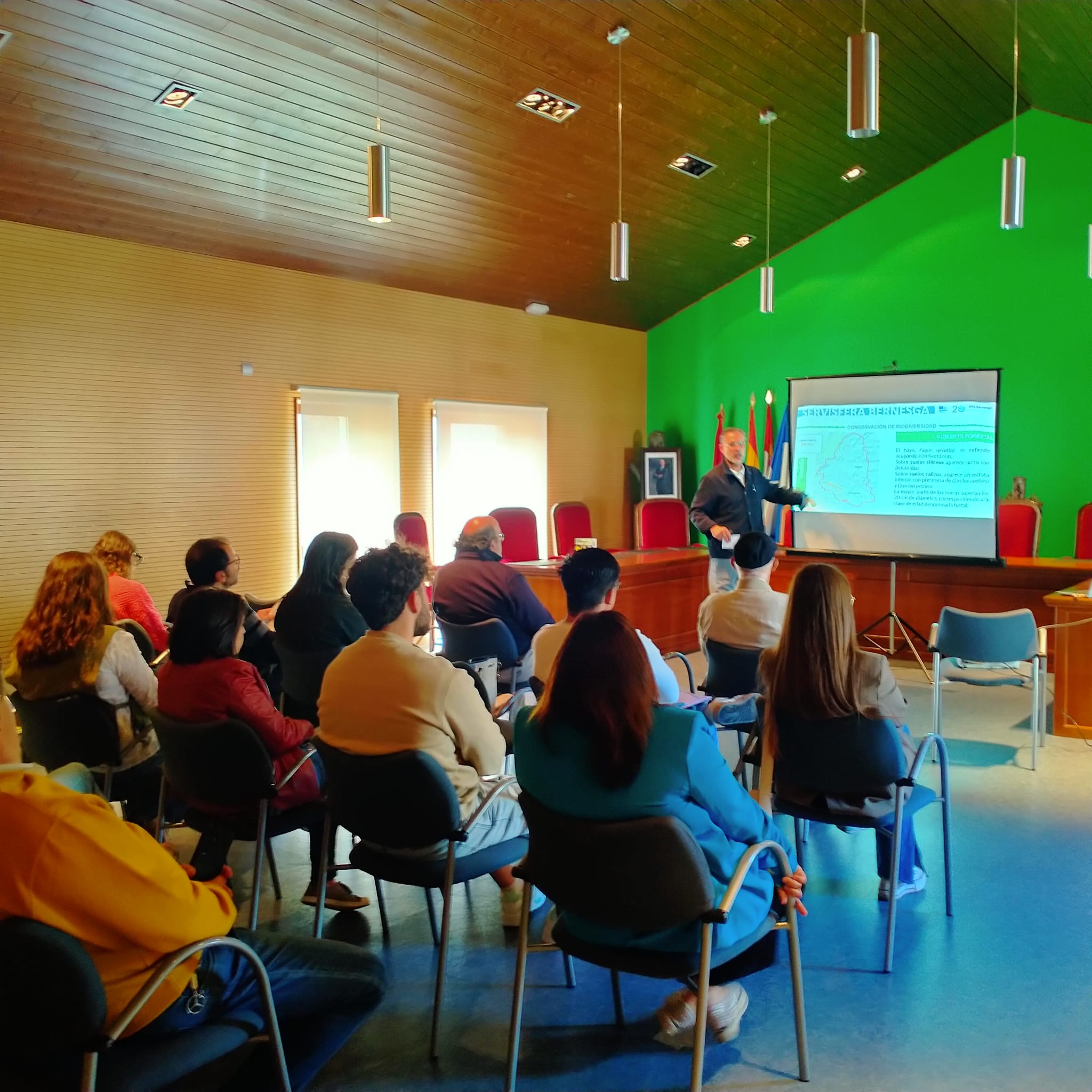 En la imagen, un momento de la presentación de este informe en La Pola. 