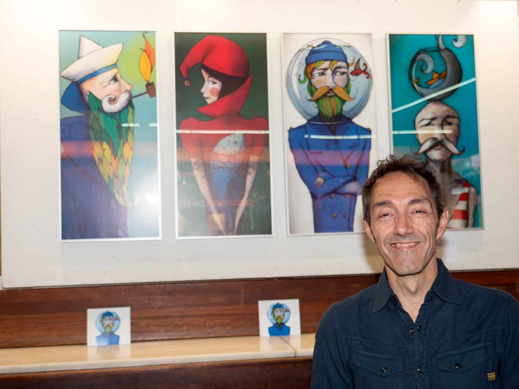 Jorge Barrientos y sus ilustraciones, ubicadas en el Camarote Madrid. | VICENTE GARCÍA