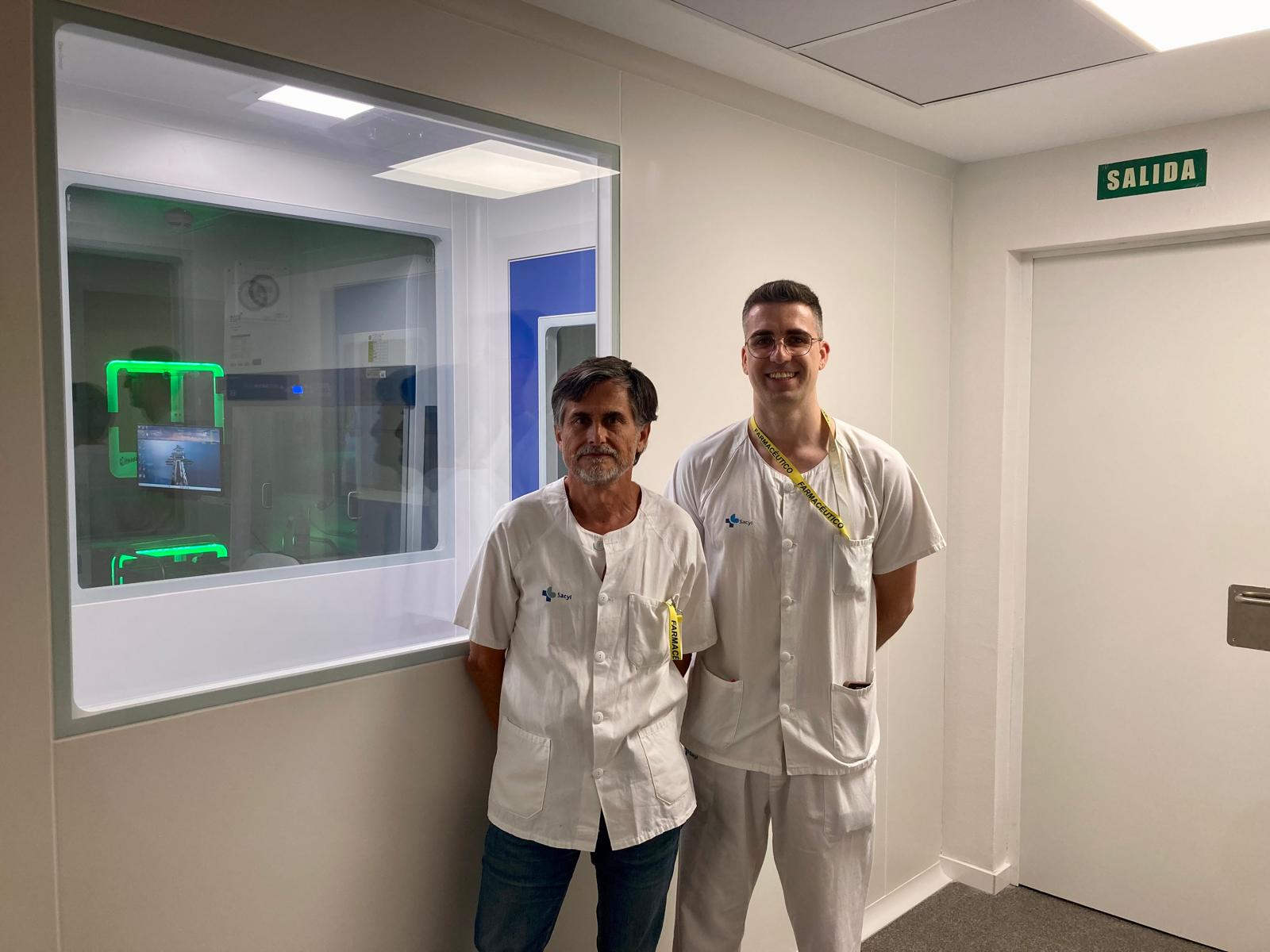 El jefe de servicio de Farmacia Hospitalaria del Caule, Juan José Ortiz, (i) y el farmacéutico Rubén Varela (d). | L.N.C.