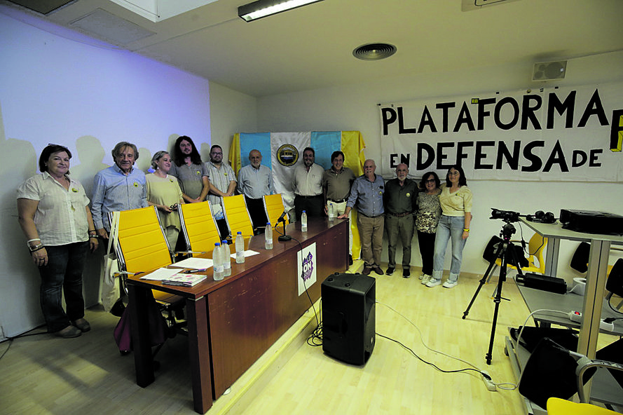 Miembros de la Plataforma en Defensa de Feve, junto a algunos de los ponentes que participaron en la jornada. | FERNANDO OTERO