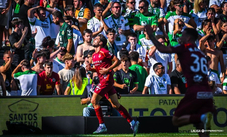 Sobrino celebra uno de los goles marcados por la Cultural en Santander. | LALIGA