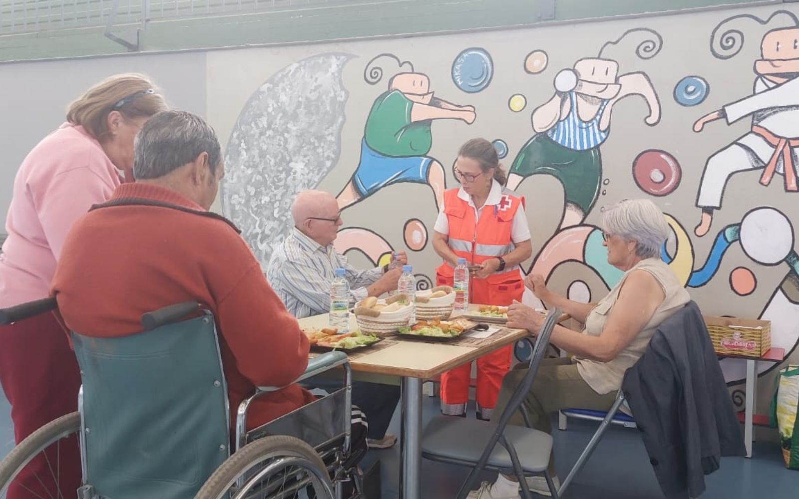 Voluntariado de Cruz Roja acompaña a personas mayores evacuadas en uno de los pabellones habilitados durante los incendios de agosto | L.N.C.