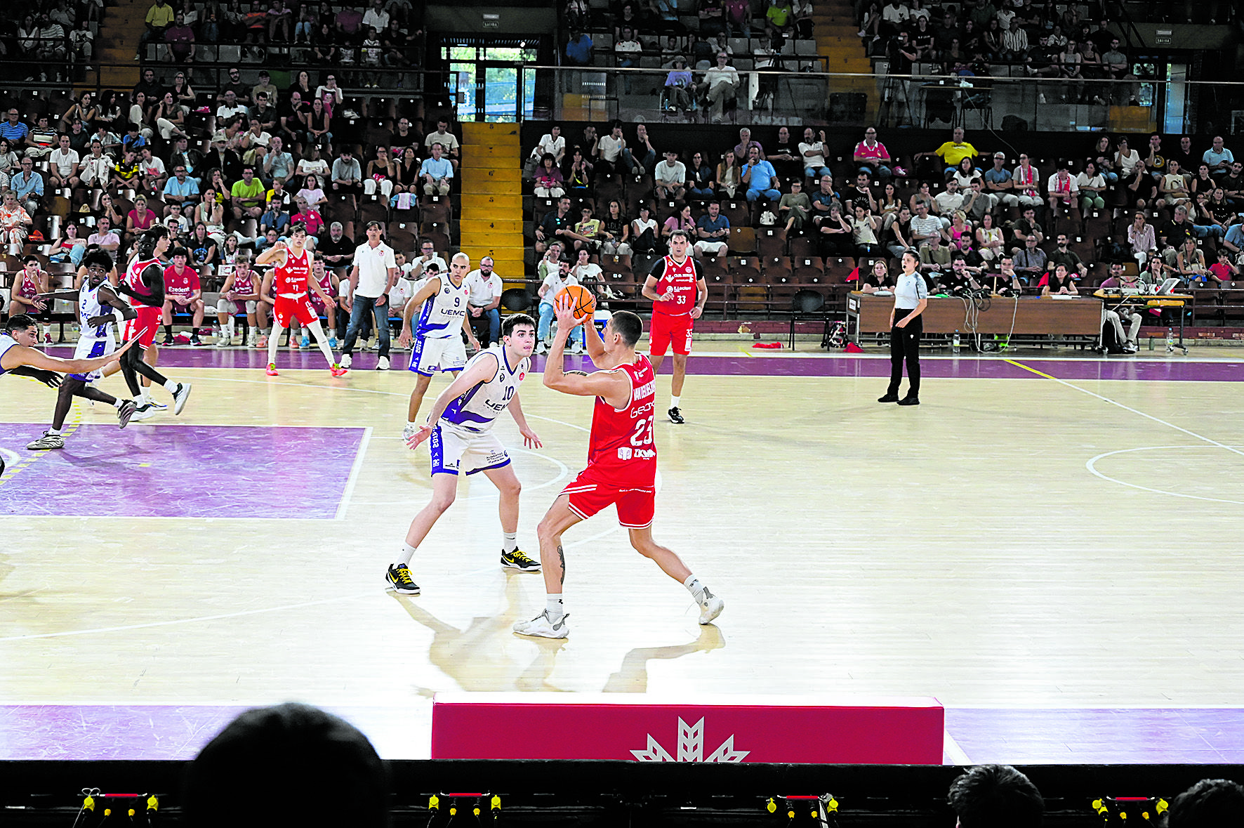 Un ataque de la Cultural frente al Valladolid. | SAÚL ARÉN