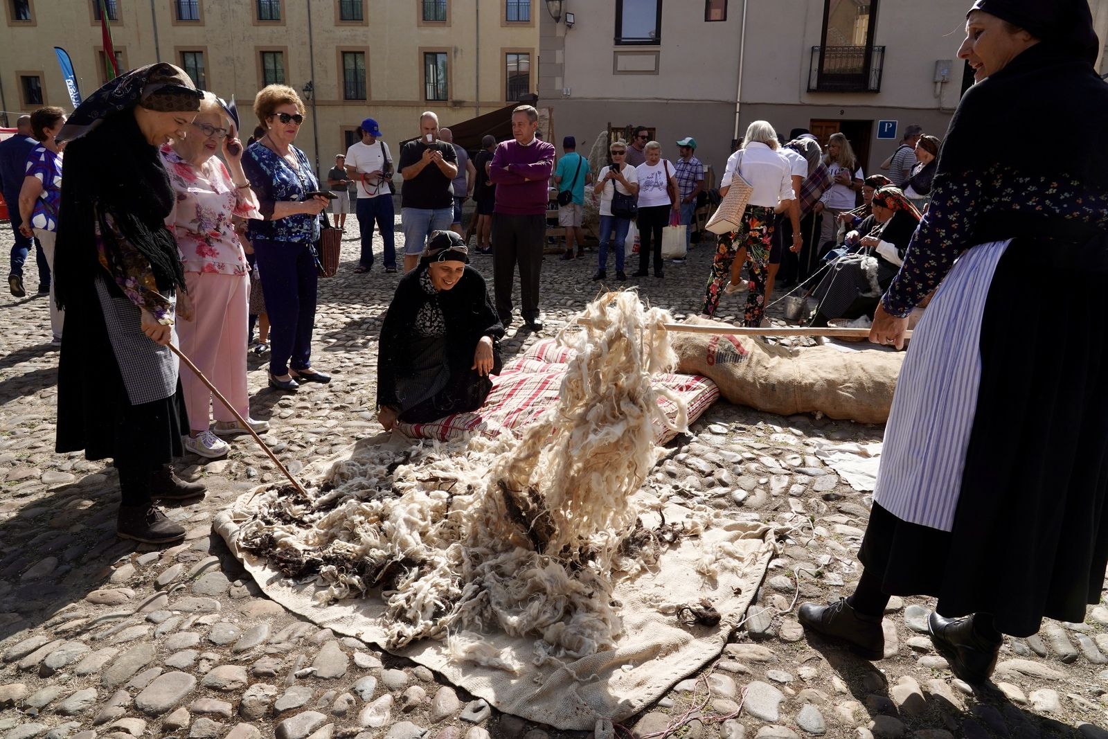 Vecinos y visitantes disfrutan de la romería de La Melonera en la Plaza del Grano