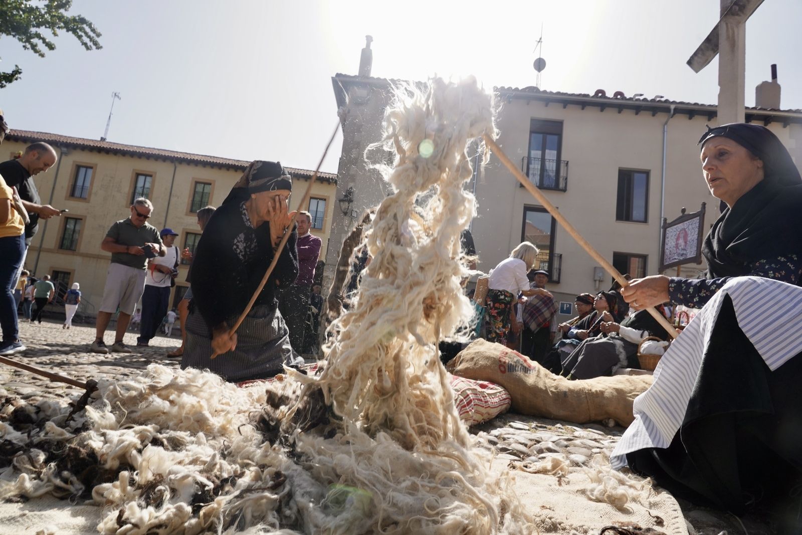 Vecinos y visitantes disfrutan de la romería de La Melonera en la Plaza del Grano | CAMPILLO (ICAL)