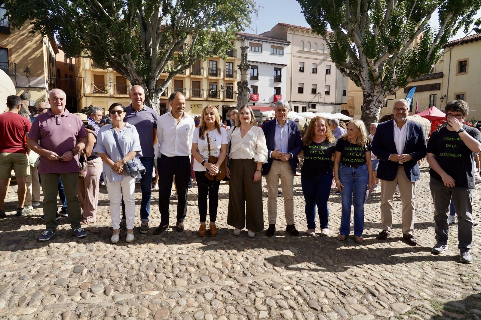 Vecinos y visitantes disfrutan de la romería de La Melonera en la Plaza del Grano