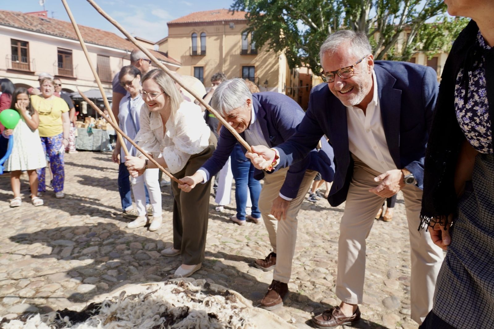 Vecinos y visitantes disfrutan de la romería de La Melonera en la Plaza del Grano