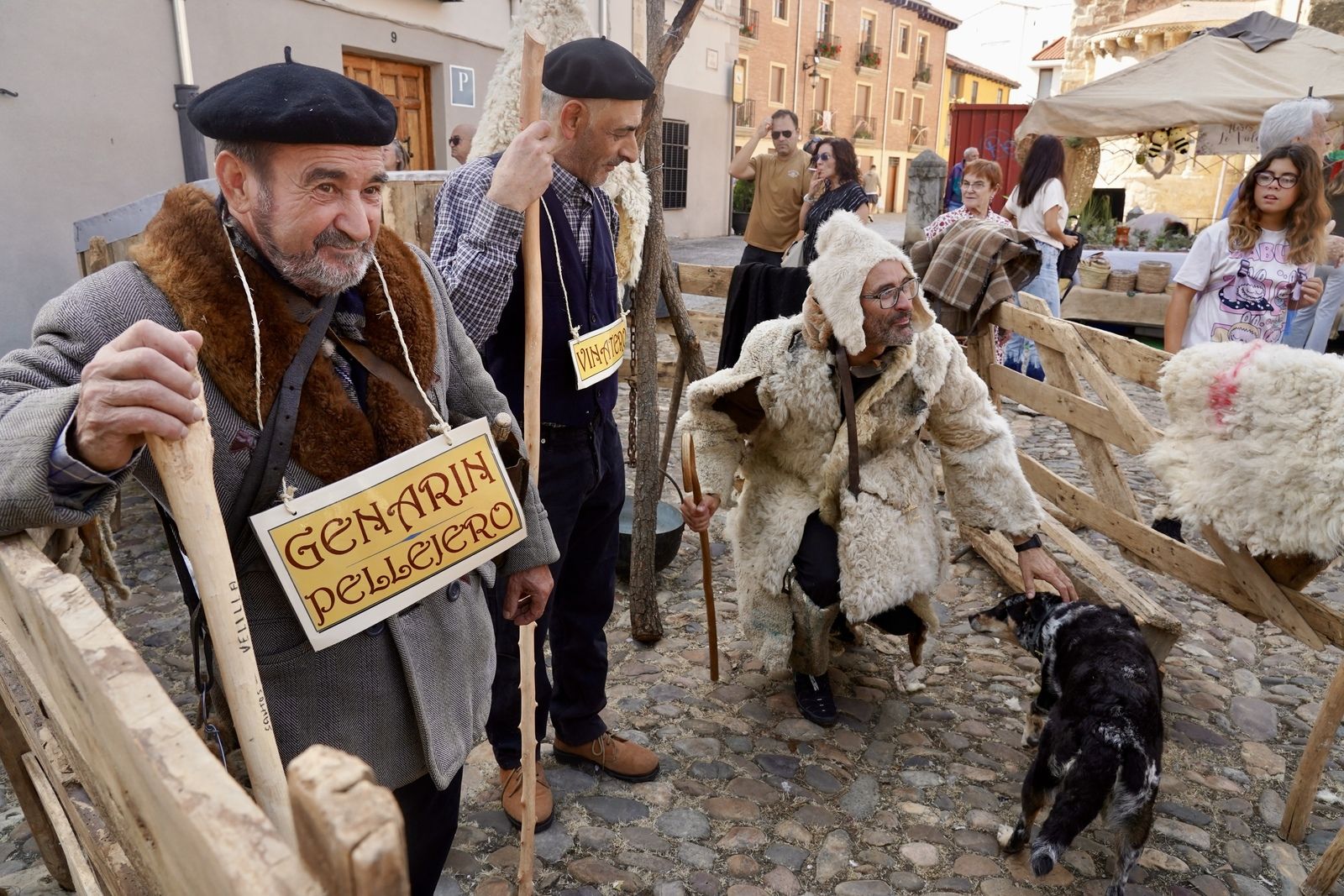  Vecinos y visitantes disfrutan de la romería de La Melonera en la Plaza del Grano