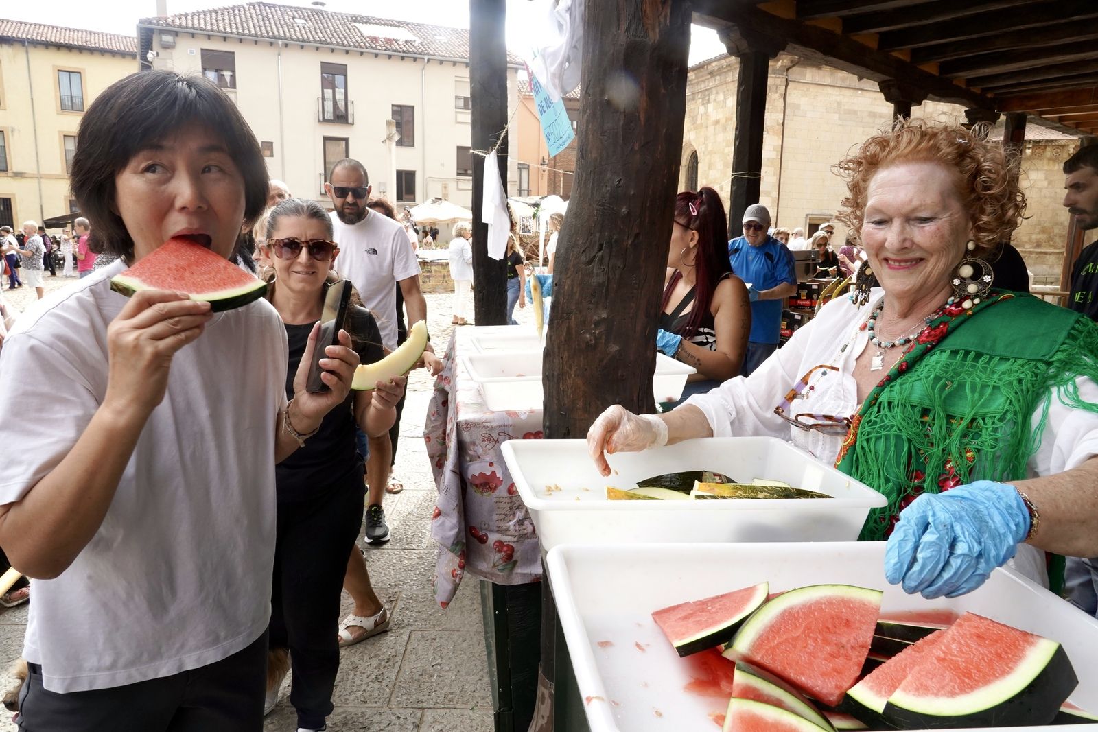 Vecinos y visitantes disfrutan de la romería de La Melonera en la Plaza del Grano