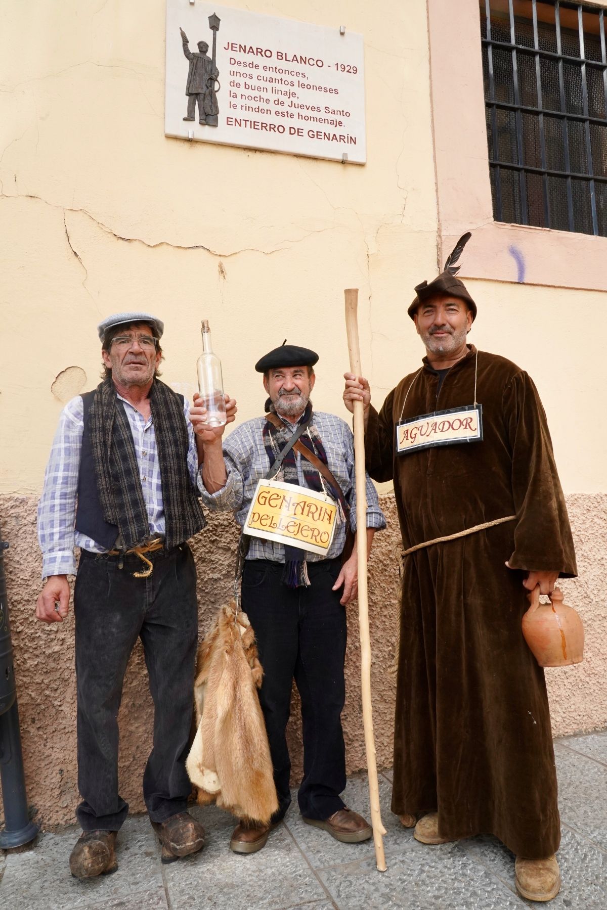 Vecinos y visitantes disfrutan de la romería de La Melonera en la Plaza del Grano