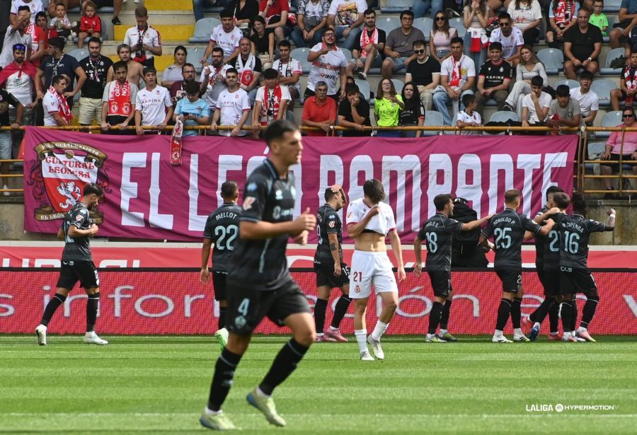 El Castellón celebra un gol con Hinojo y la afición de la Cultural lamentándose. | LA LIGA