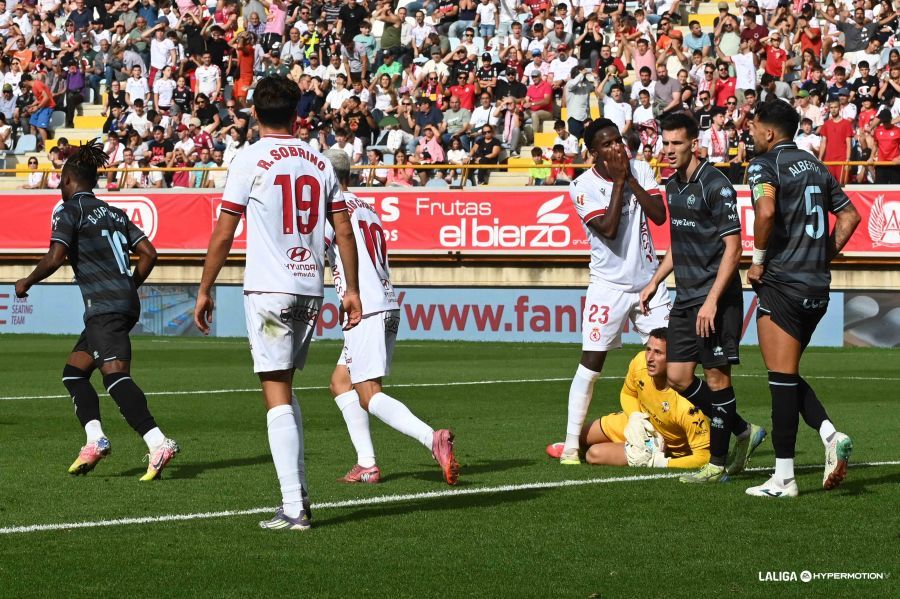 Selu se lamenta tras una acción de ataque de la Cultural frente al Castellón, que también estrenó entrenador contra los leoneses. | LALIGA
