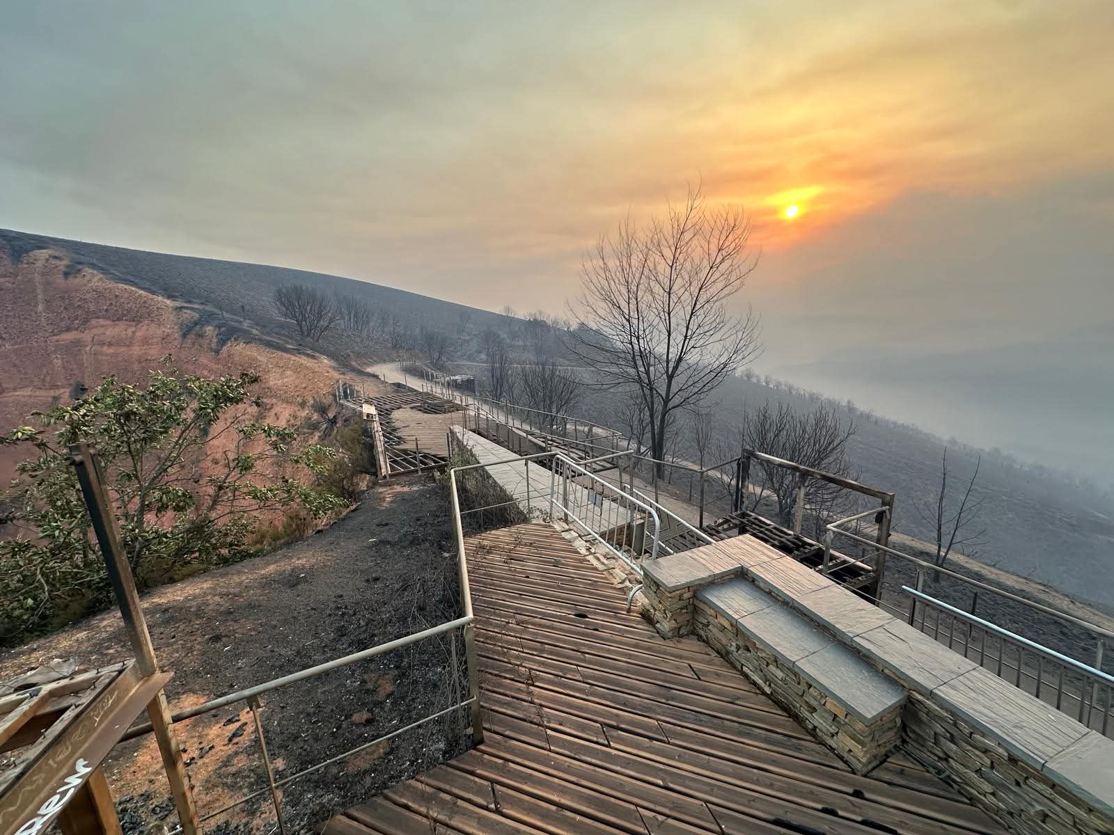 Estado en el que los fuegos dejaron el mirador de Orellán.