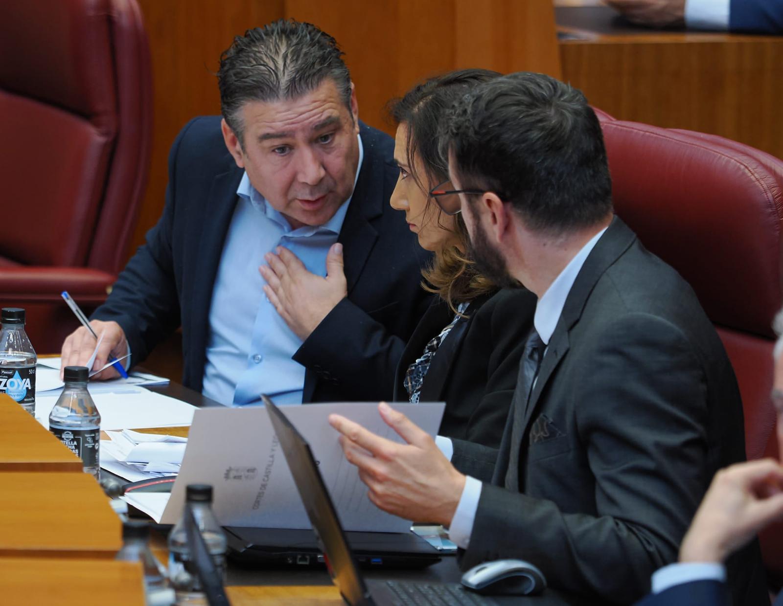 Los tres procuradores de UPL en las Cortes de Castilla y León, Luis Mariano Santos, Alicia Gallego y José Ramón García,  de archivo | L.N.C.