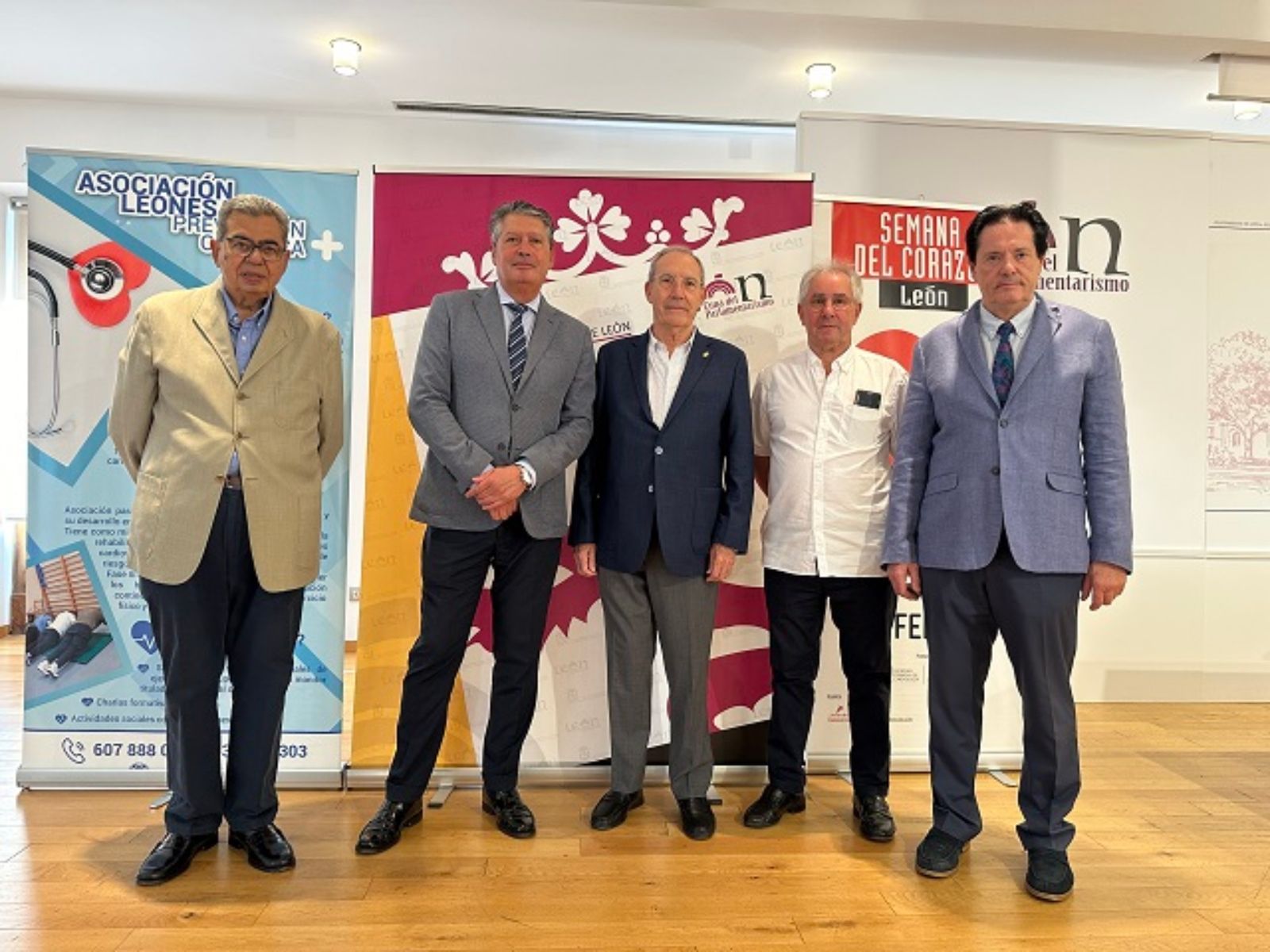 El concejal de Desarrollo Urbano de León, Luis Miguel García Copete, junto a representantes de la Asociación Leonesa para la Prevención Cardiaca | AYTO.LEÓN El concejal de Desarrollo Urbano de León, Luis Miguel García Copete, junto a representantes de la Asociación Leonesa para la Prevención Cardiaca | AYTO.LEÓN