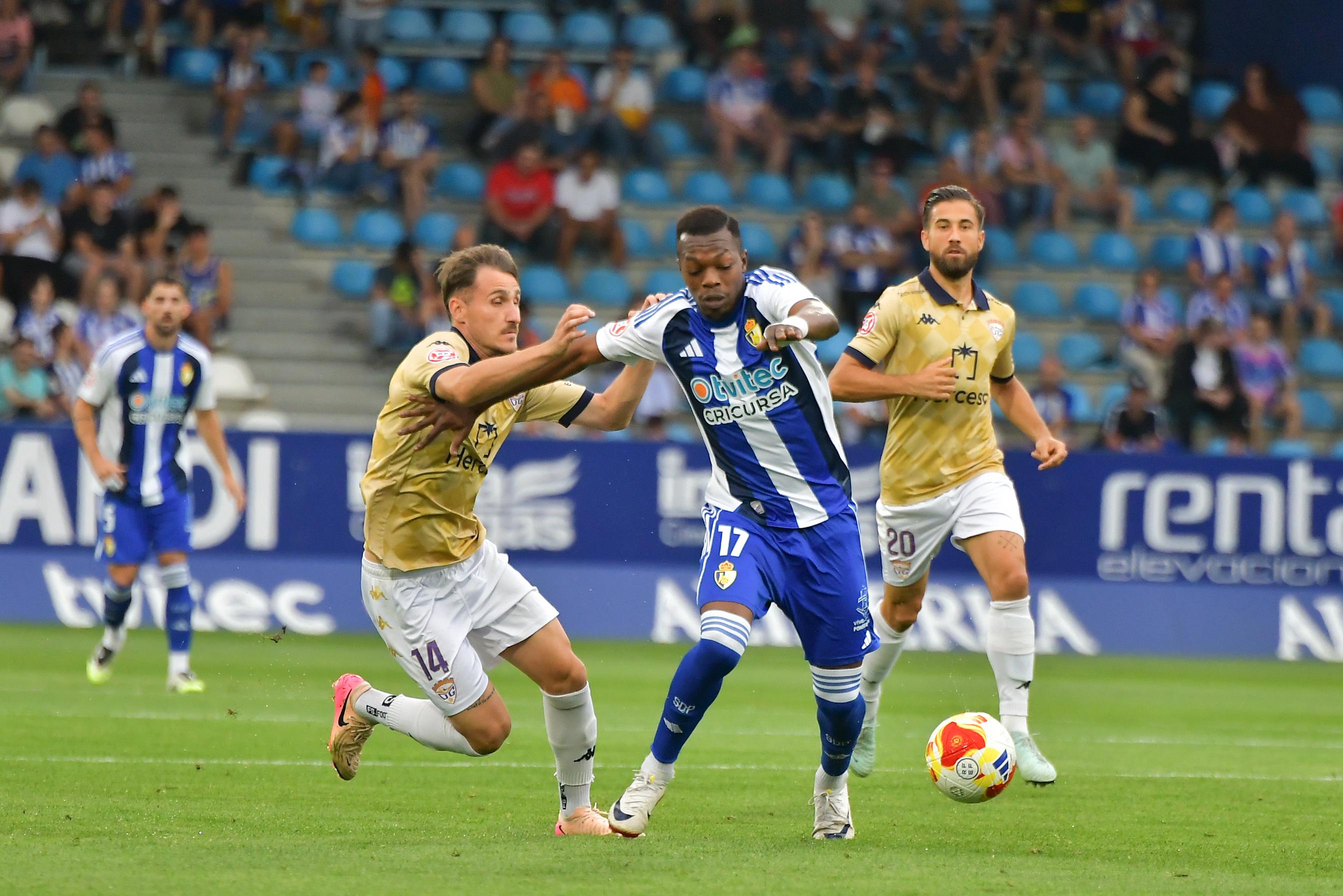 Keita intenta zafarse de un rival del Guadalajara en el otro partido jugado en viernes. | QUINITO
