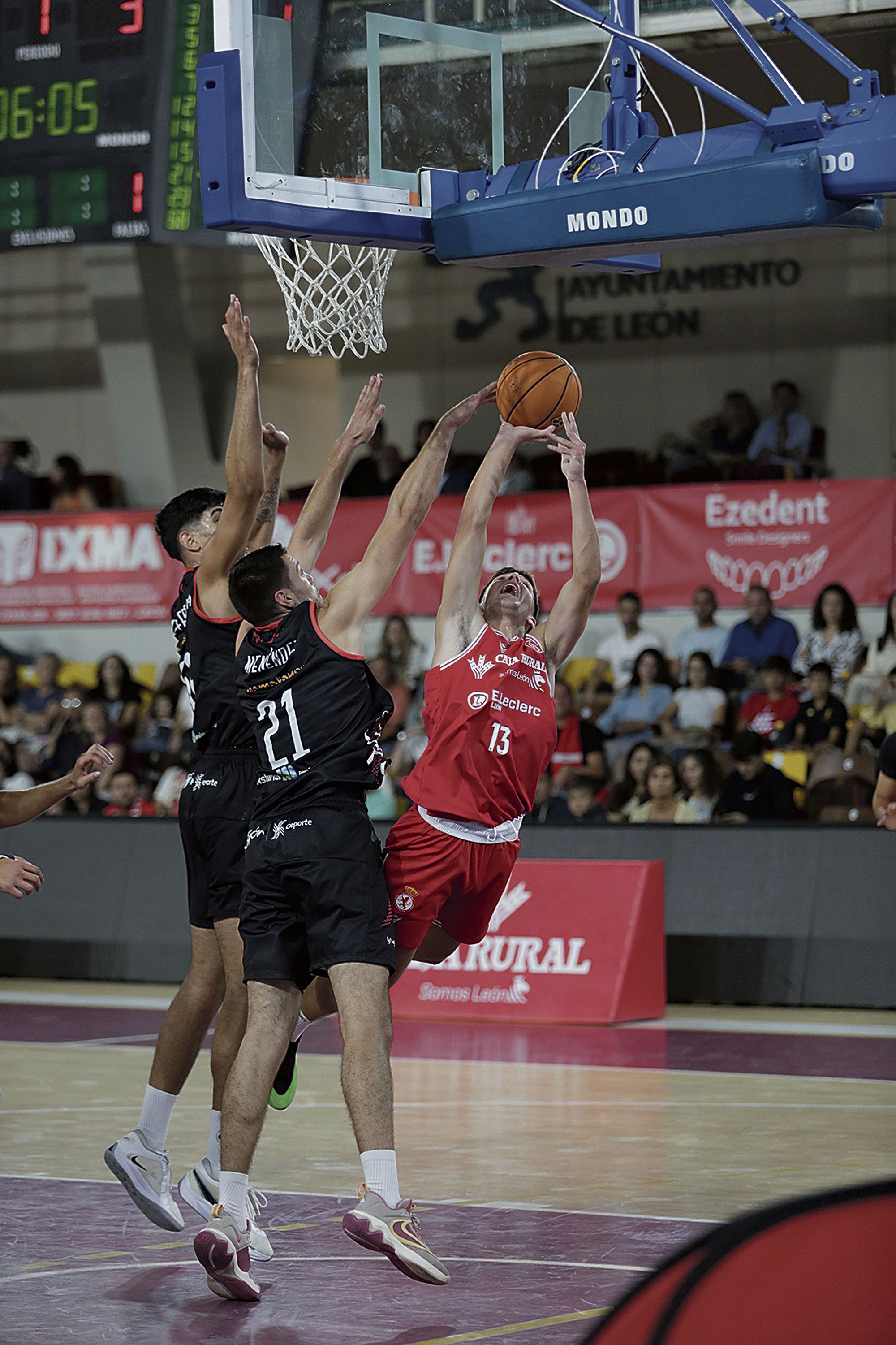 Domínguez intenta anotar ante dos defensores del GIjón. FERNANDO OTERO