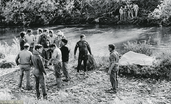 Uno de los sucesos que más conmocionó aquel León de los 70, dos chicas mueren ahogadas en el Bernesga al caer un Seat 850 con otras 3 personas. | FERNANDO RUBIO