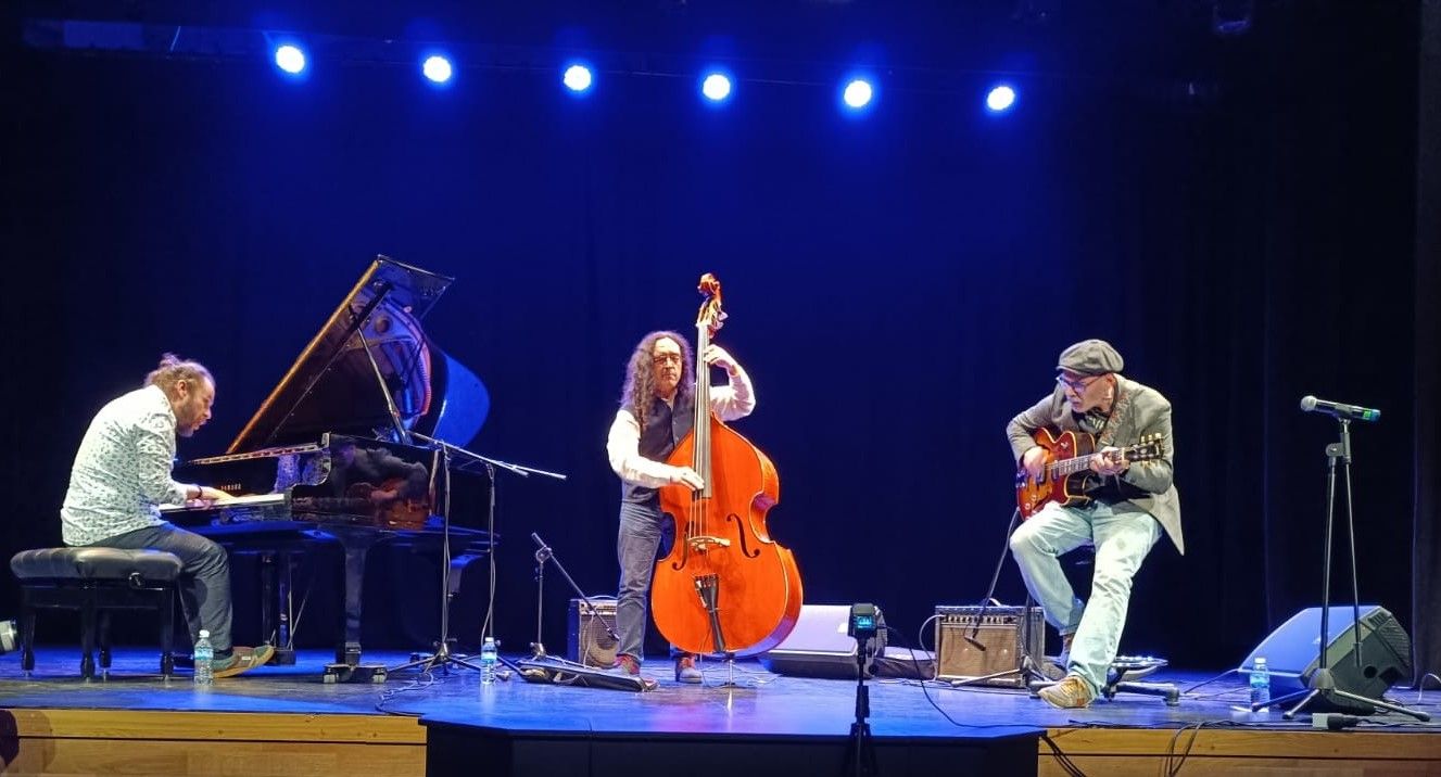 El Trío Drumless en concierto.