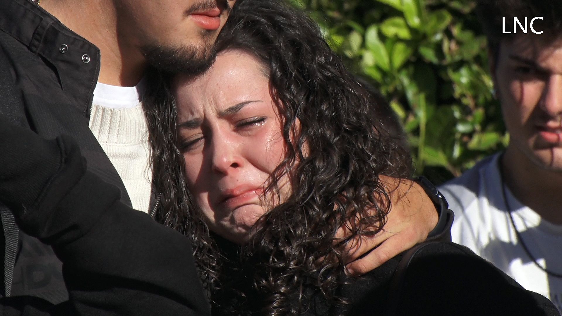 Velas y flores en la Universidad de León por la muerte de Saray Arias en Nápoles