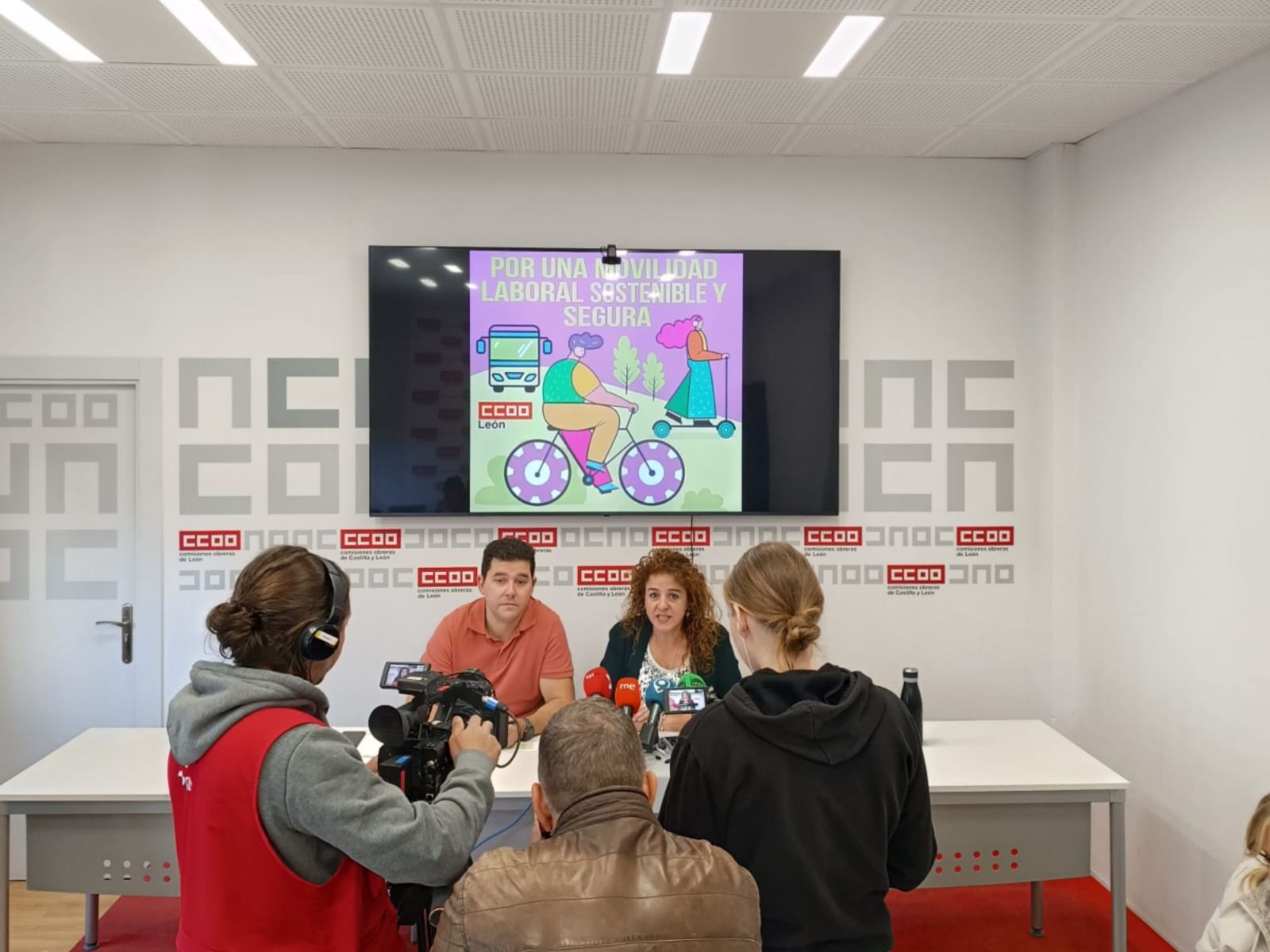 La secretaria general de CCOO León, Elena Blasco, durante la rueda de prensa por el Día Mundial sin Coche | L.N.C.