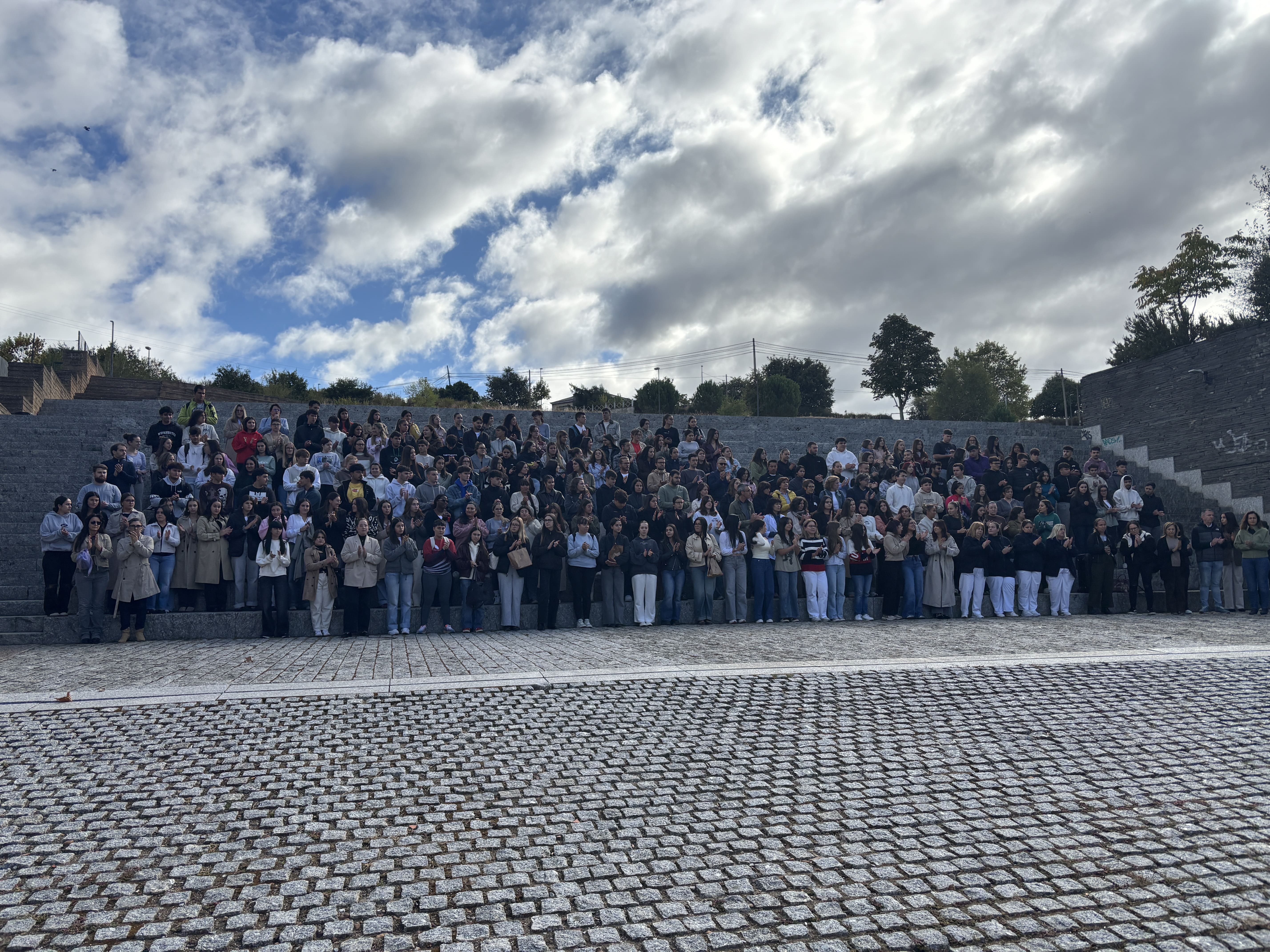Aplauso en recuerdo de Saray Arias en Ponferrada. | JAVIER FERNÁNDEZ