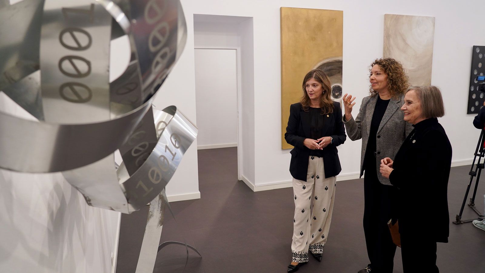 La rectora de la ULE, Nuria González, la artista Fabiola Naya y la vicerrectora de Uniovi, María Pilar García Cuetos. | CAMPILLO (ICAL)