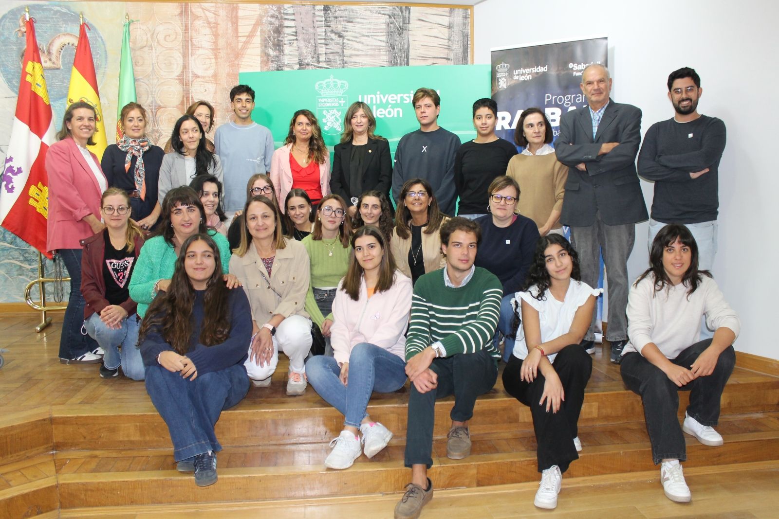 Una intantanea de la foto de familia de los estudiantes con sus tutores y con al rectora de la Universidad | L.N.C